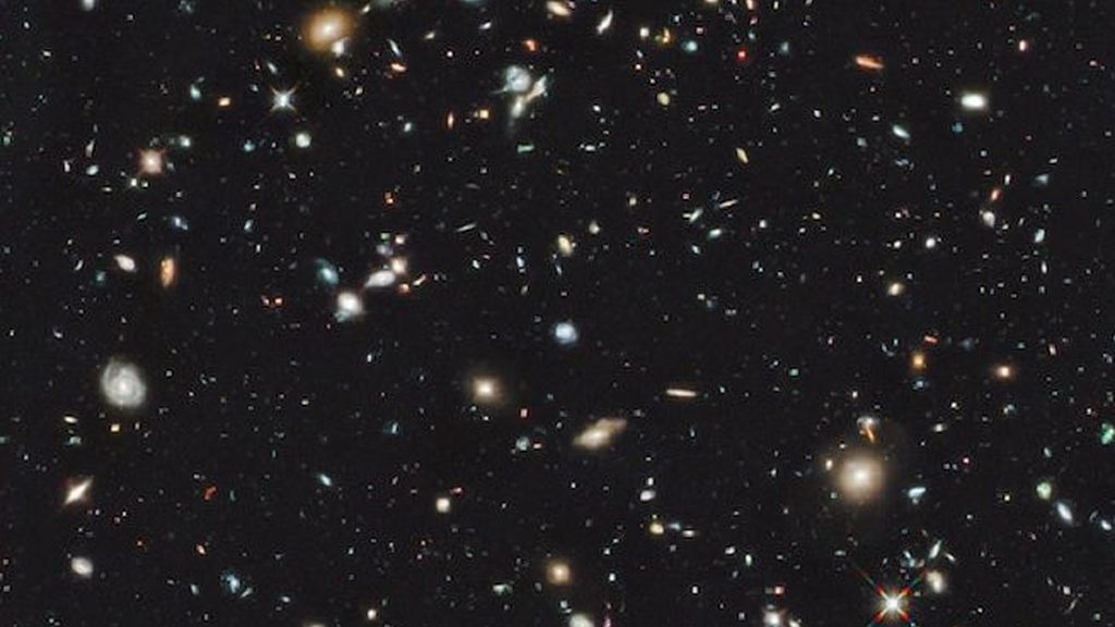 Los expertos añadieron que la galaxia en cuestión es diminuta comparada con las galaxias enormes ya vistas en el universo y mencionan, como ejemplo, que la "Vía Láctea" es más de 100 veces mayor. Foto AP Los expertos añadieron que la galaxia en cuestión es diminuta comparada con las galaxias enormes ya vistas en el universo y mencionan, como ejemplo, que la "Vía Láctea" es más de 100 veces mayor. Foto AP