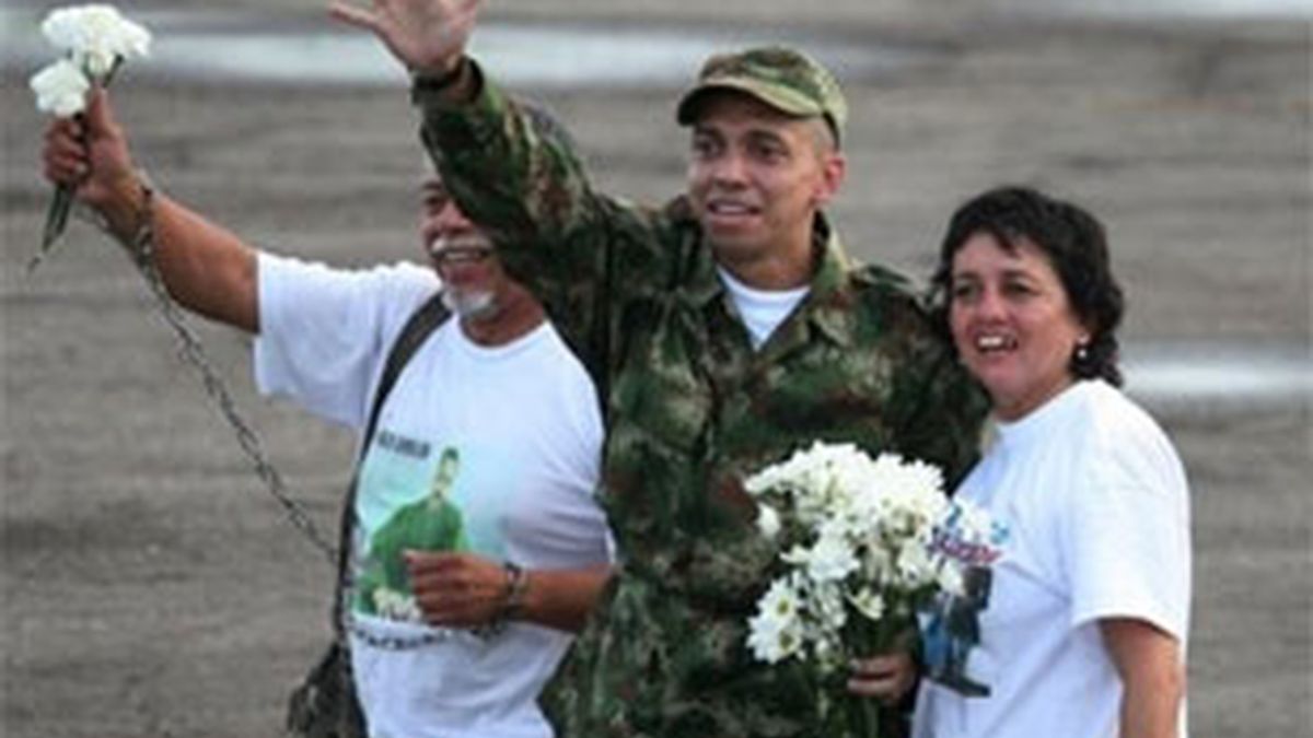 El sargento Pablo Emilio Moncayo se reecuentra con sus familiares. Vídeo: Informativos Telecinco.