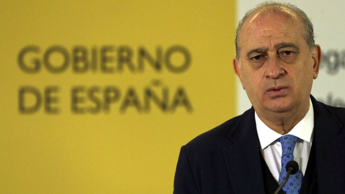 Fernández Díaz considera "poco digno" el comentario de Colau sobre los titiriteros