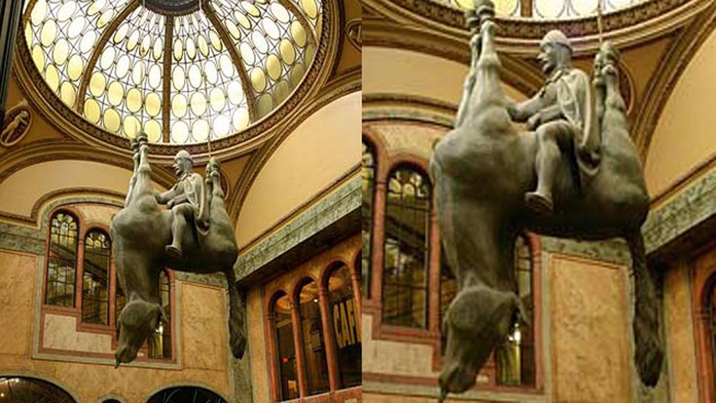 San Wenceslas montando un caballo muerto