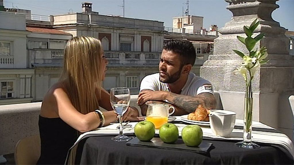 Sara finge apatía pero llora la decisión de Javi