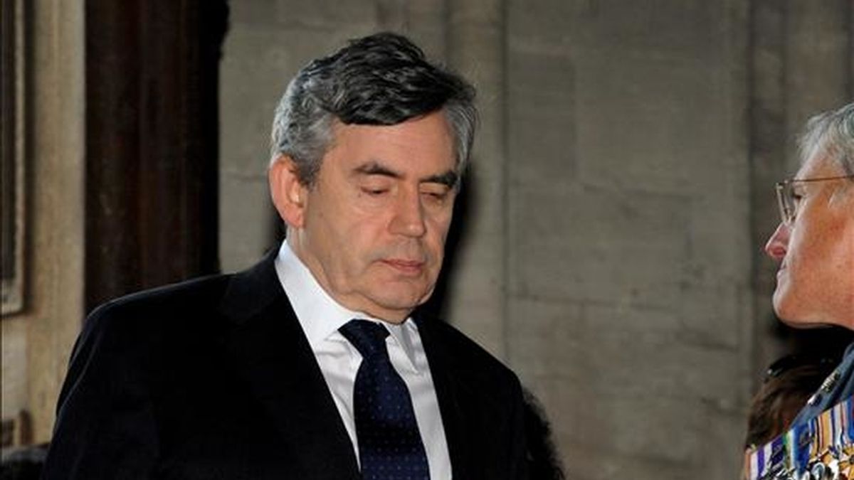 El primer ministro británico, Gordon Brown, llega a la catedral de Bayeux (norte de Francia) para asistir a una ceremonia religiosa en memoria de los caídos en el desembarco de Normandía. EFE