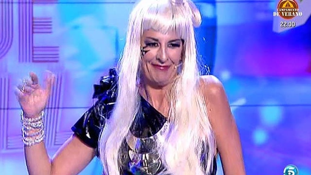 La periodista se ha enfundado en un espectacular traje de cuero