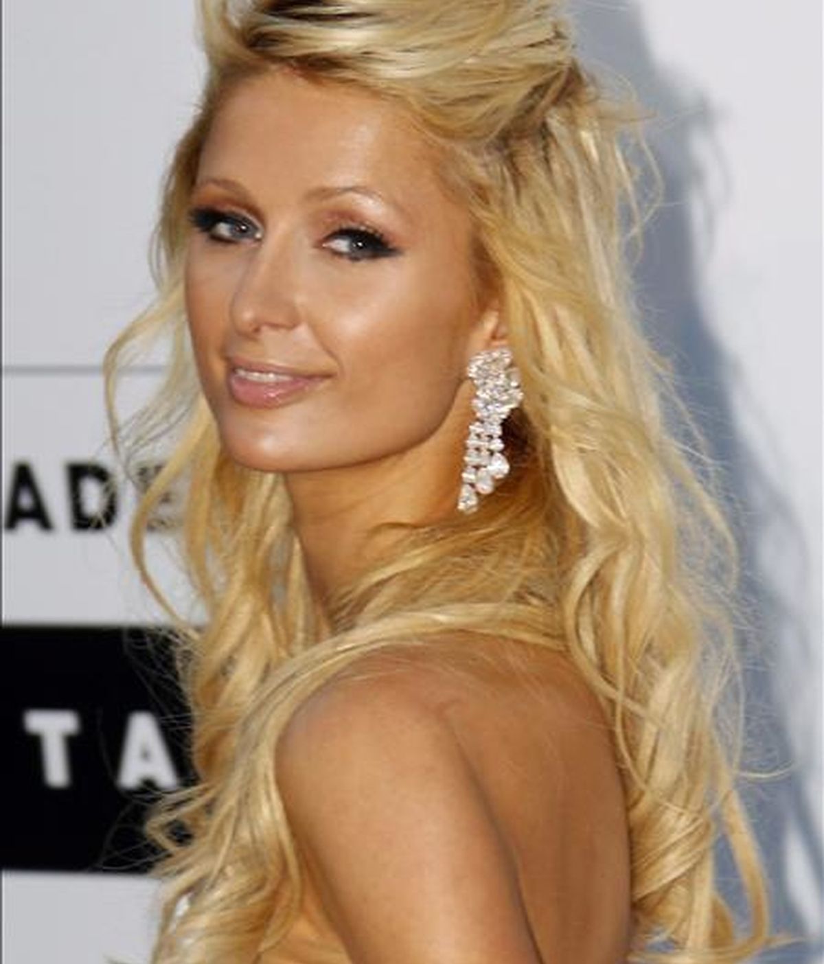 Paris Hilton ha cumplido uno de sus sueños: volver a Madrid, y lo ha hecho por todo lo alto, ya que después de dar a conocer su nueva faceta como empresaria, ha puesto la guinda al pastel disfrutando del ambiente nocturno español que tanto le gusta. EFE/Archivo Paris Hilton ha cumplido uno de sus sueños: volver a Madrid, y lo ha hecho por todo lo alto, ya que después de dar a conocer su nueva faceta como empresaria, ha puesto la guinda al pastel disfrutando del ambiente nocturno español que tanto le gusta. EFE/Archivo