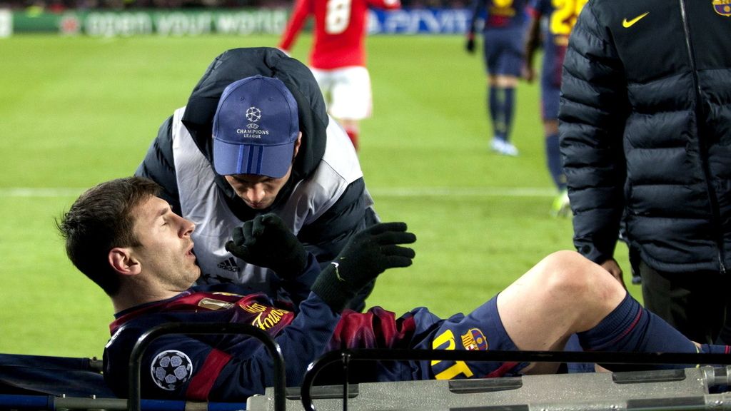 Leo Messi es retirado en camilla tras lesionarse durante el partido de la última jornada de la fase de grupos de Liga de Campeones ante el Benfica