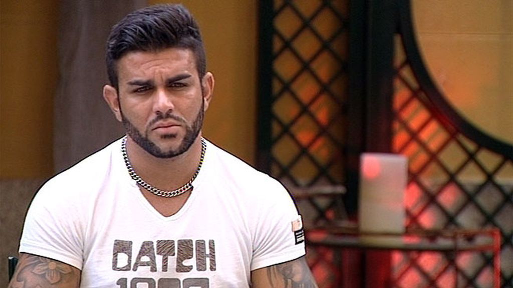 Sara finge apatía pero llora la decisión de Javi