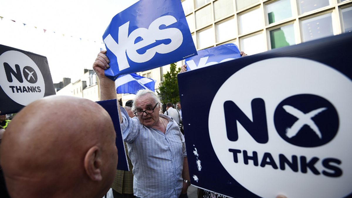 Partidarios del 'sí' y del 'no' en el referéndum escocés coinciden en una calle de una localidad de Escocia