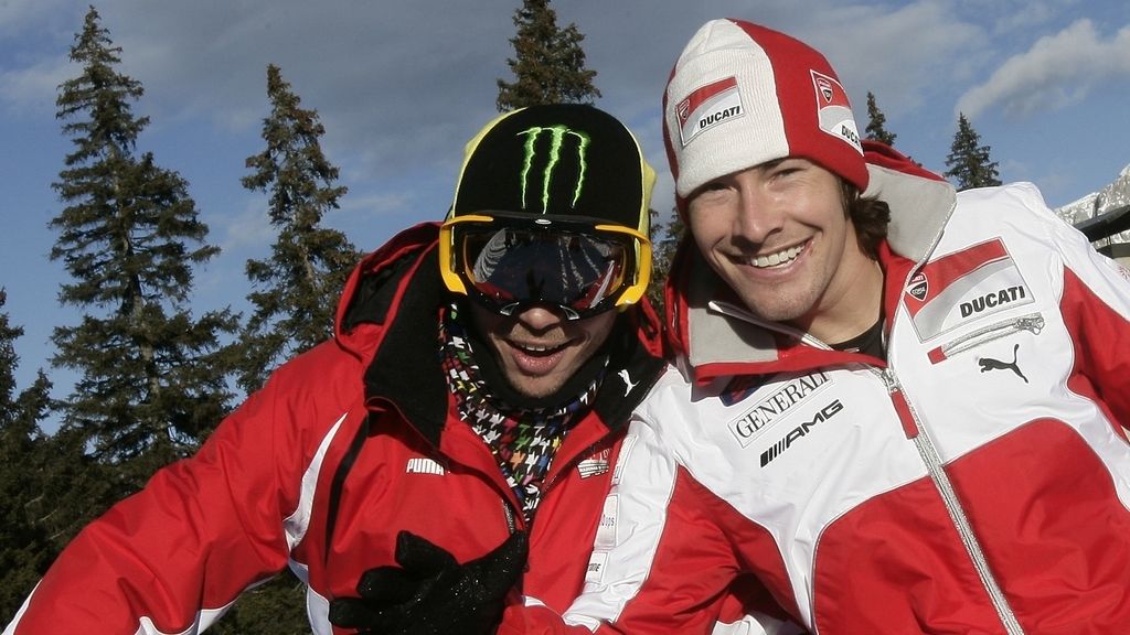 Valentino Rossi y Nicky Hayden se divierten en la nieve