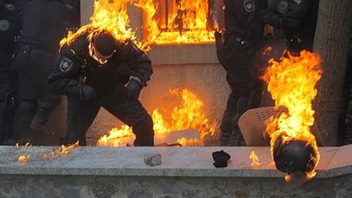 La policía ucraniana acosada por los manifestantes proeuropeos en Kiev