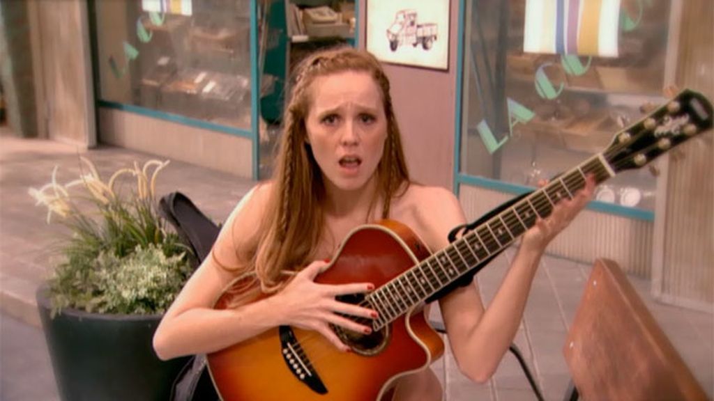 Una cantautora aparece en la vida del hostelero