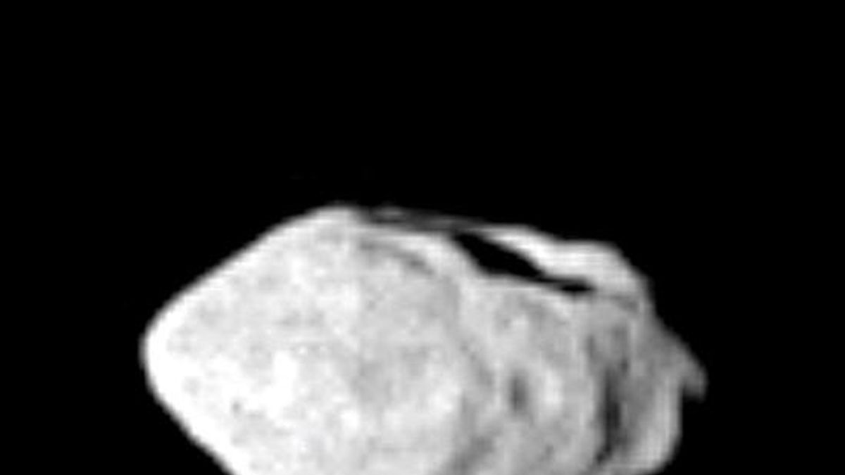 Imagen del 7 de septiembre de 2008 del asteroide Steins (2867) que fue captada por la sonda Rosetta de la Agencia Espacial Europea (ESA) desde una distancia mínima de 800 kilómetros en su viaje hacia el cometa 67/P Churyumov-Gerasimenko. Está previsto que hoy la sonda Rosetta se encuentre con el asteroide Lutetia. EFE/Archivo