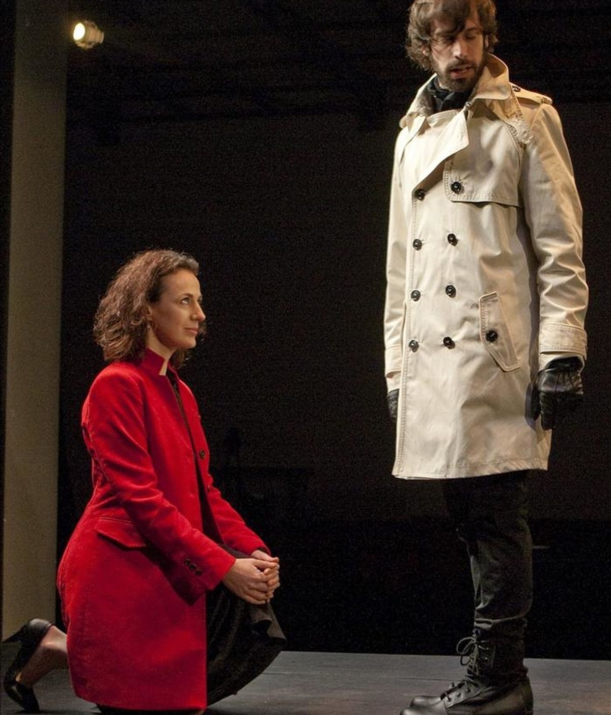 La actriz, Lasila Marti y el actor Marc Garcia Coté, durante el pase gráfico realizado esta mañana de la obra Macbeth del dramaturgo Shakespeare, que representará la compañía " La conquesta del Pol Sud", bajo la dirección y la adaptación de Carles Fernández Giua. EFE La actriz, Lasila Marti y el actor Marc Garcia Coté, durante el pase gráfico realizado esta mañana de la obra Macbeth del dramaturgo Shakespeare, que representará la compañía " La conquesta del Pol Sud", bajo la dirección y la adaptación de Carles Fernández Giua. EFE