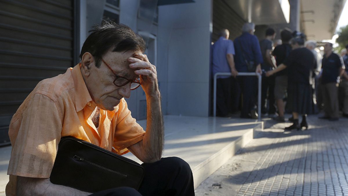 Un pensionista griego hace cola desesperado para cobrar su paga