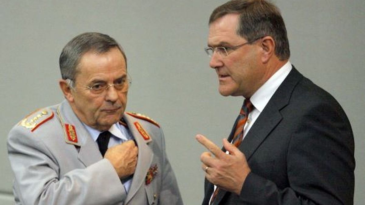 El inspector general de las Fuerzas Armadas alemanas, Wolfgang Schneiderhan, junto al ministro alemán de Trabajo, Franz-Josef Jung. FOTO: Archivo. El inspector general de las Fuerzas Armadas alemanas, Wolfgang Schneiderhan, junto al ministro alemán de Trabajo, Franz-Josef Jung. FOTO: Archivo.