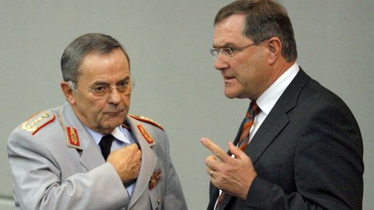 El inspector general de las Fuerzas Armadas alemanas, Wolfgang Schneiderhan, junto al ministro alemán de Trabajo, Franz-Josef Jung. FOTO: Archivo.