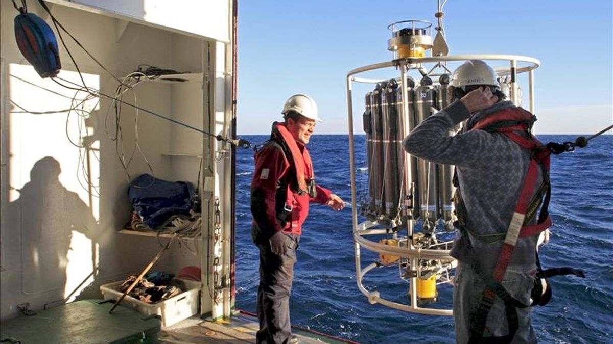 Fotografía facilitada por el CSIC de dos investigadores a bordo del Sarmiento de Gamboa, que ha lanzado ya tres de las doce boyas "robóticas" que tienen previsto sumergir en el Atlántico para medir la salinidad, presión y temperatura del agua, dispositivos de los que hay más de 3.200 repartidos por mares y océanos y que tienen una vida útil de tres años. EFE/CSIC