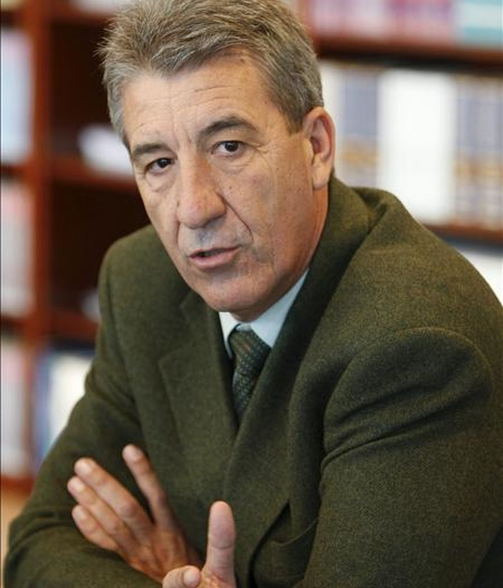El fiscal jefe de la Fiscalía Provincial de Madrid, Eduardo Esteban Rincón, realiza declaraciones a la prensa en las que ha informado que la Fiscalía de Madrid, que abrió ayer diligencias por el plante de los controladores en el aeropuerto de Barajas y la base de Torrejón por un posible delito de sedición, citará a unos cien controladores para tomarles declaración a partir del jueves y no descarta tomar medidas cautelares en algunos casos. EFE