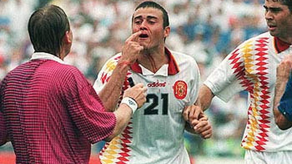 Tassoti le rompe la nariz a Luís Enrique (EEUU, 1994)