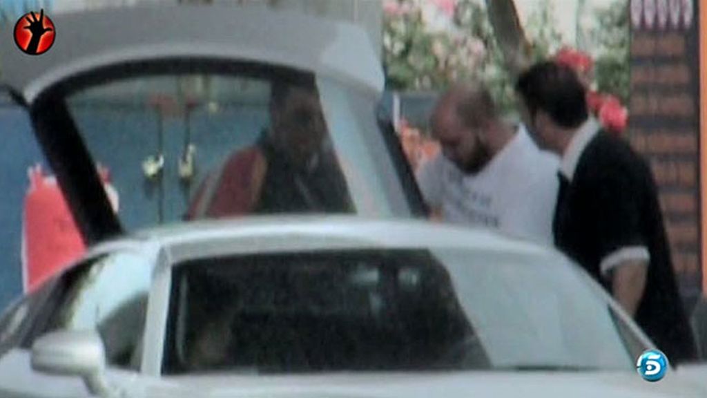 Llegan juntos a la casa de la modelo en Sevilla