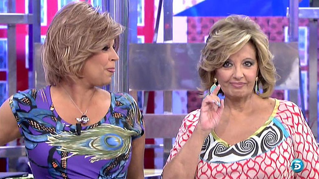 Madre e hija se abrazan emocionadas