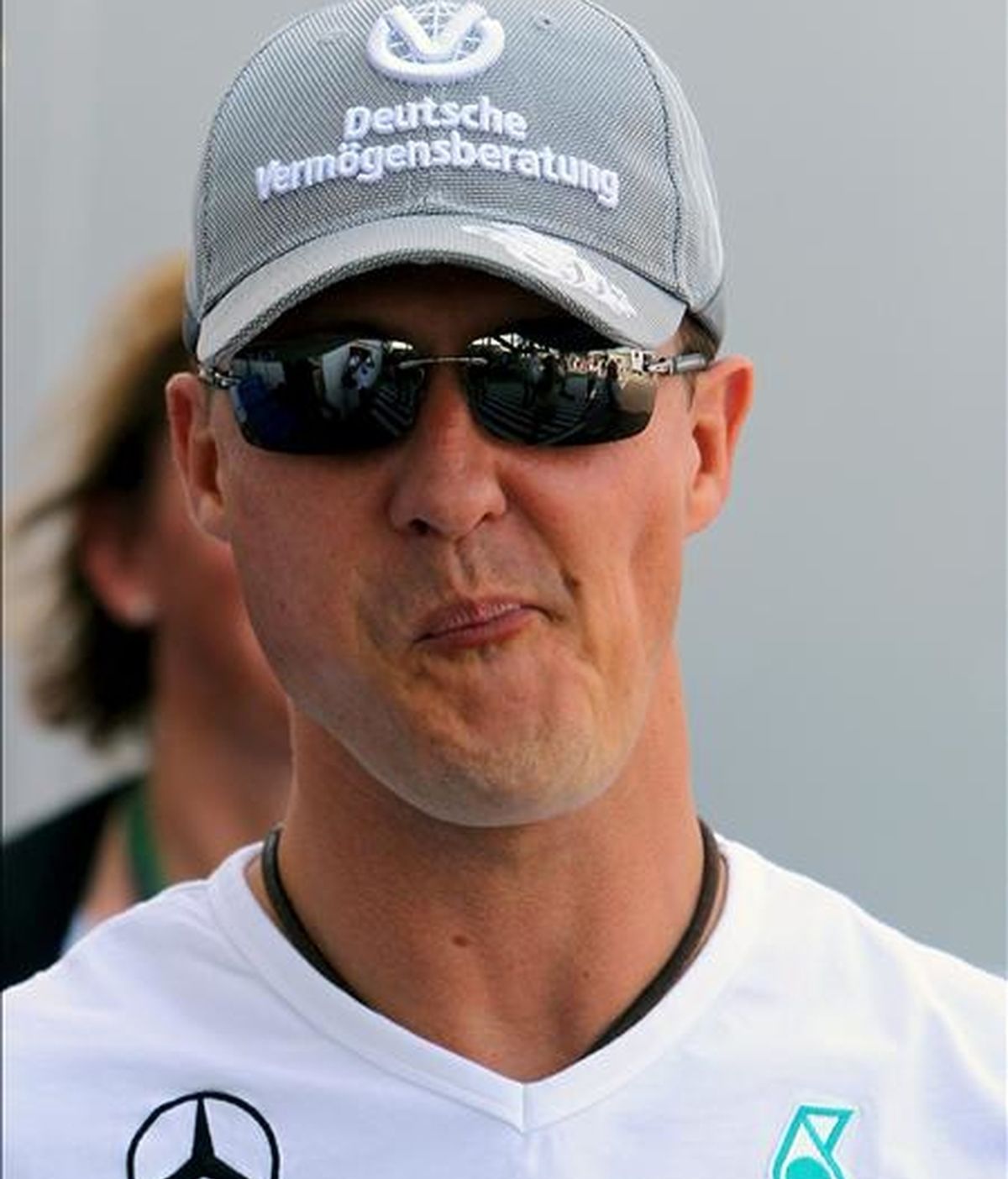 El piloto alemán de Fórmula Uno Michael Schumacher, de la escuderia Mercedes GP, durante el desfile de pilotos antes del comienzo del Gran Premio de Fórmula Uno en el circuito de Hungaroring en Mogyorod este domingo. EFE