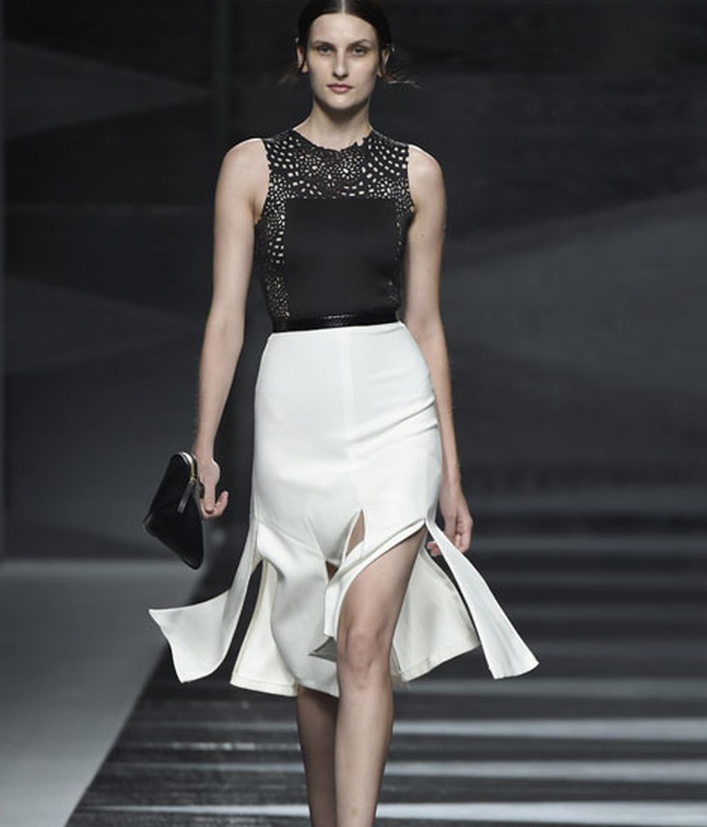 Elegantes y sorprendentes geometrías de color en el desfile de Juanjo Oliva