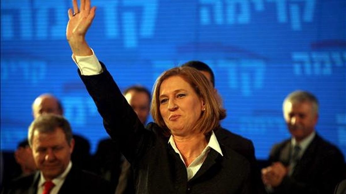 La líder del partido de centro Kadima y ministra de Asuntos Exteriores, Tzipi Livni, saluda a sus seguidores durante su ingreso a la sede de su partido en Tel Aviv (Israel), tras ganar las elecciones generales. EFE