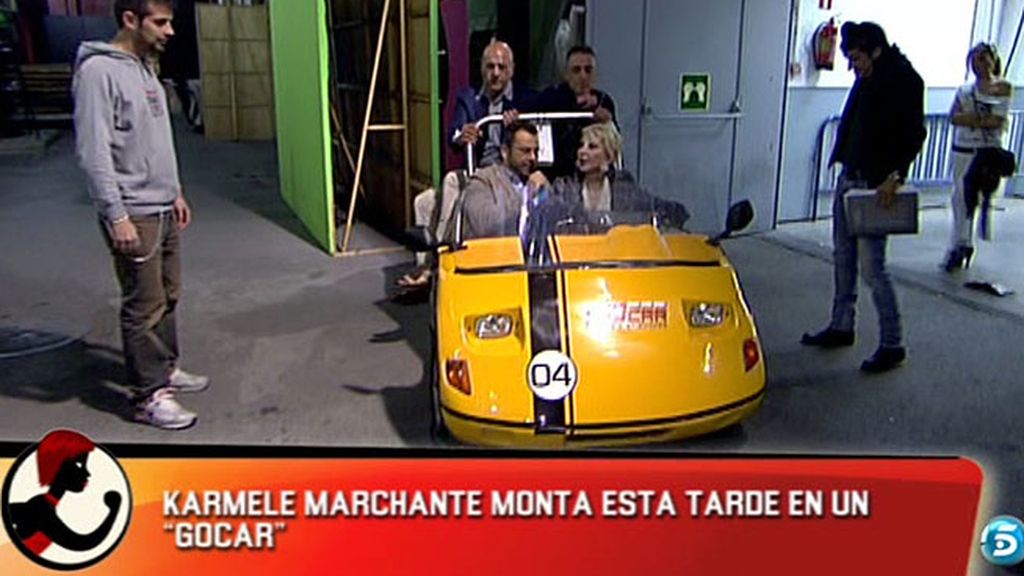 J.J. y los Kikos no tienen miedo y se montan en el mini-coche con la periodista