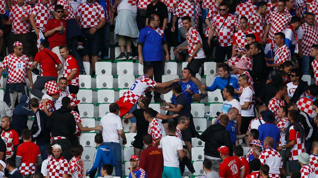 EN FOTOS: Así ha sido el masivo lanzamiento de bengalas de ultras croatas