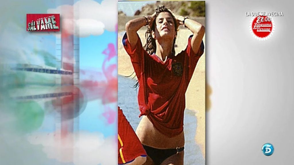 La jerezana ha posado con la equipación de España para la revista 'Sálvame'