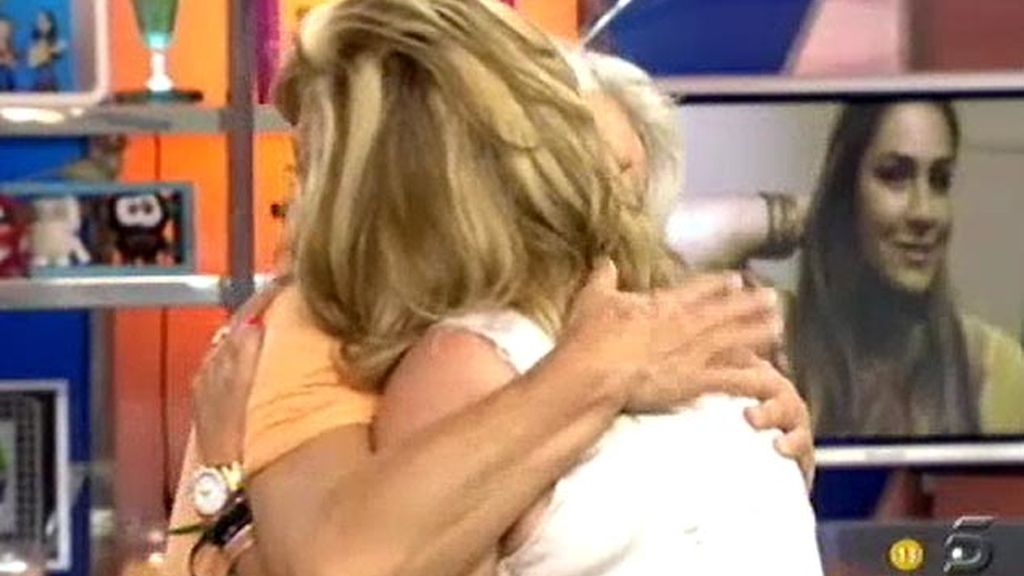 El emotivo abrazo de Lydia Lozano y Taryn Power, tía de Ylenia Carrisi