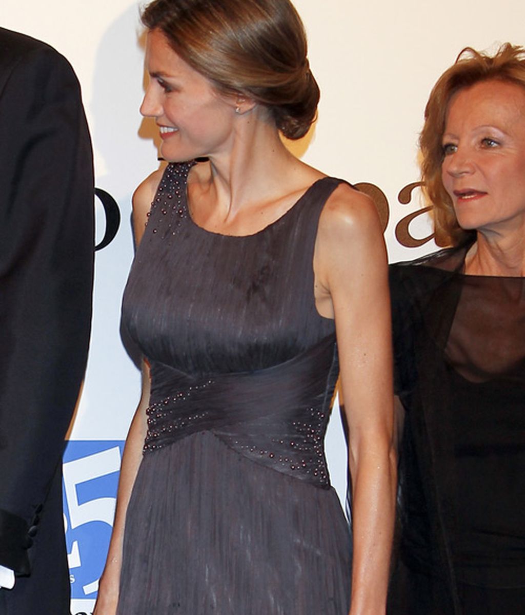 Letizia Ortiz se viste de noche y realza su busto como nunca