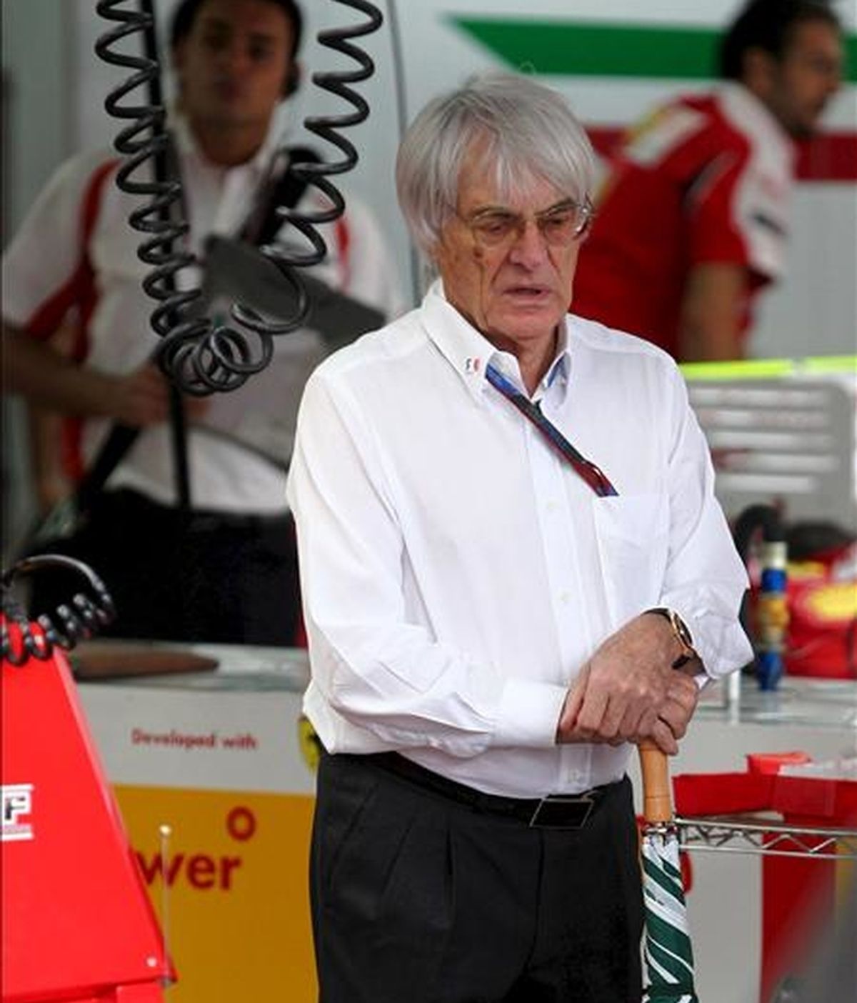 El presidente de la Formula One Maneger (FOM), Bernie Ecclestone, en el box de Ferrari. EFE/Archivo
