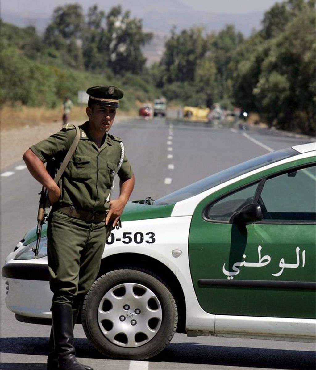 Un policía argelino monta guardia en un control de carretera cerca de Lakhdaria, 70 kms al sureste de Argel. EFE/Archivo Un policía argelino monta guardia en un control de carretera cerca de Lakhdaria, 70 kms al sureste de Argel. EFE/Archivo