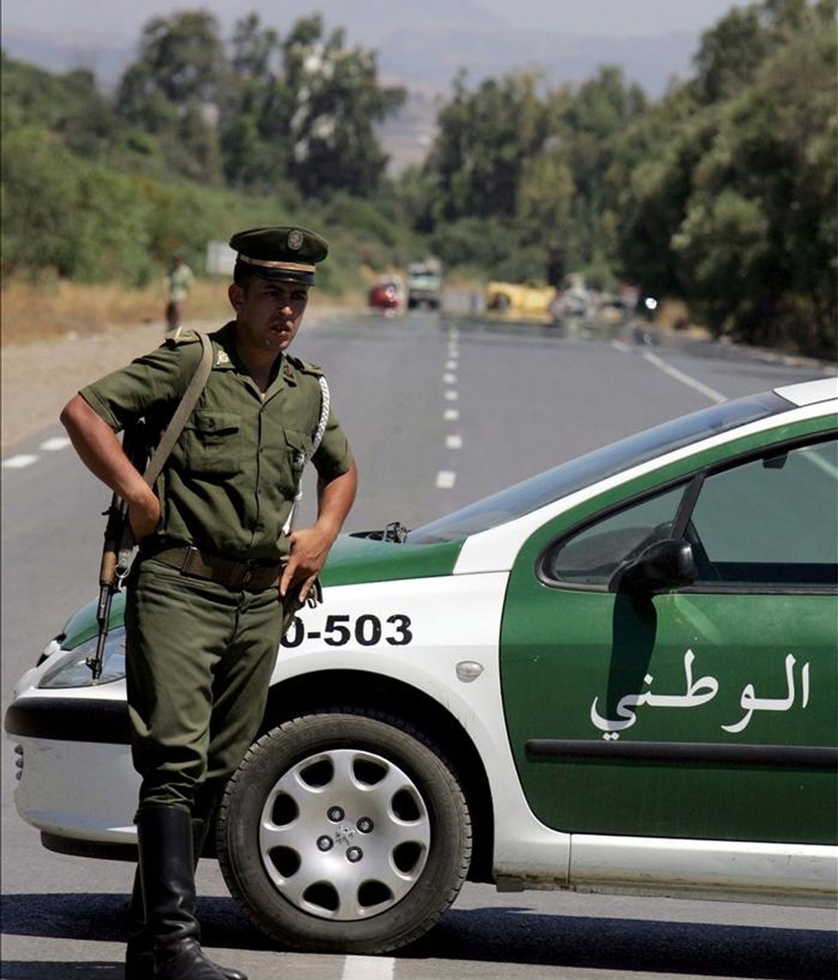 Un policía argelino monta guardia en un control de carretera cerca de Lakhdaria, 70 kms al sureste de Argel. EFE/Archivo