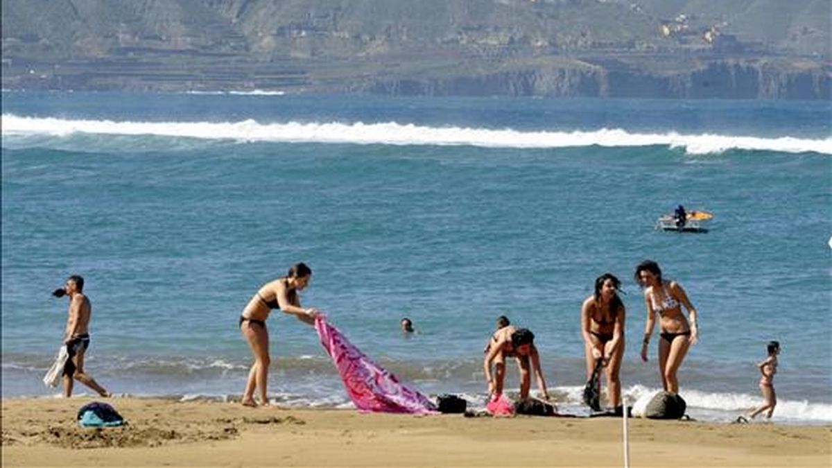 Un grupo de turistas disfrutan de la playa de Las Canteras, en Las Palmas de Gran Canaria. EFE/Archivo