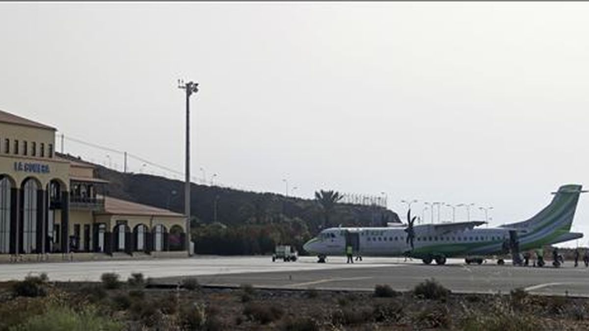 Un avión estacionado en la pista de aterrizaje del aeropuerto de La Gomera que comenzó hoy a operar sin controladores aéreos y se convierte en el primer aeródromo español en implantar el servicio de información de vuelo (AFIS). EFE