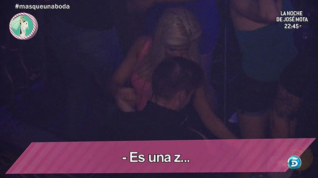 Él se va con Rafa Mora a la discoteca y ella aprende la danza del vientre