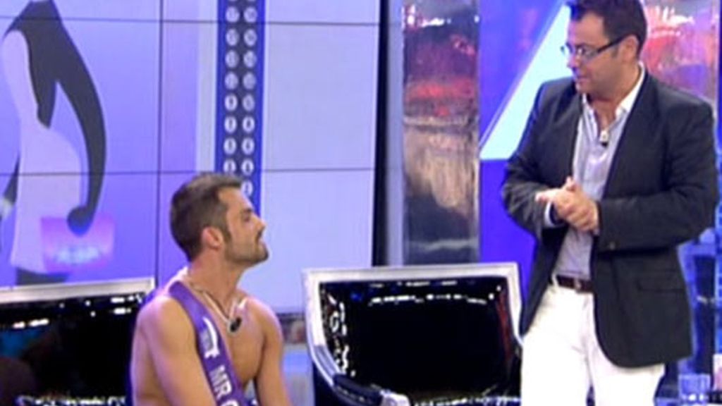 Mr Gay España 2010, Israel Acevedo, visita el 'Deluxe' con Rosa Benito