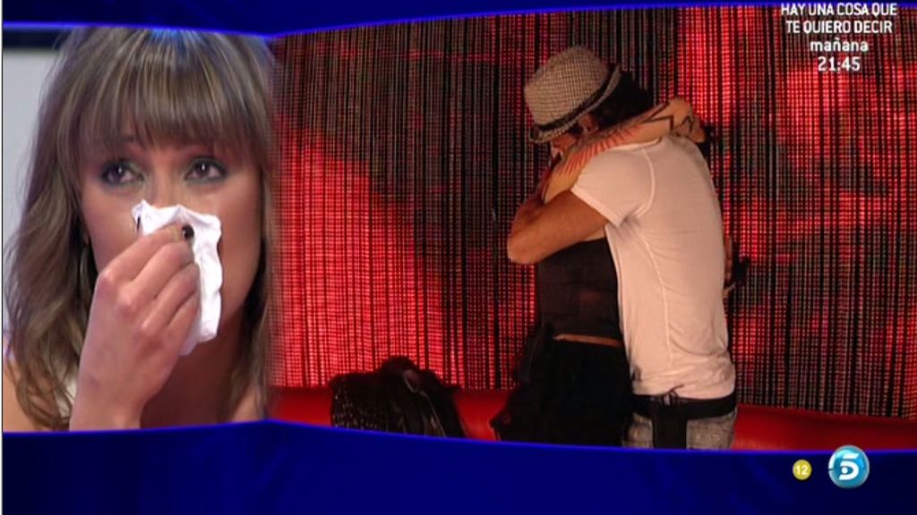 Ari tampoco logra contener las lágrimas