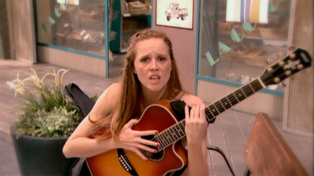 Una cantautora aparece en la vida del hostelero