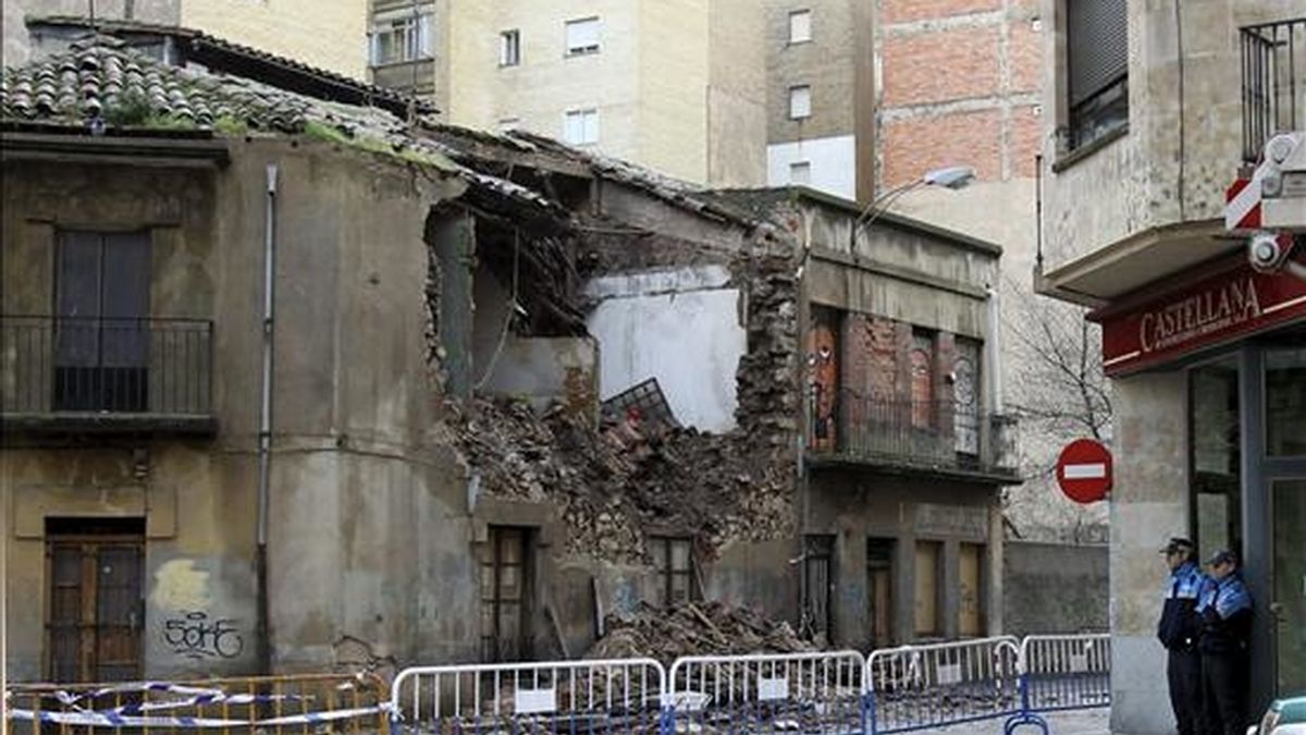 Un edificio deshabitado de dos plantas se ha venido abajo esta mañana en Salamanca debido, al parecer, a la intensa lluvia que durante toda la noche ha caído sobre la ciudad. EFE Un edificio deshabitado de dos plantas se ha venido abajo esta mañana en Salamanca debido, al parecer, a la intensa lluvia que durante toda la noche ha caído sobre la ciudad. EFE