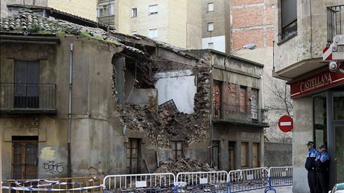 Un edificio deshabitado de dos plantas se ha venido abajo esta mañana en Salamanca debido, al parecer, a la intensa lluvia que durante toda la noche ha caído sobre la ciudad. EFE