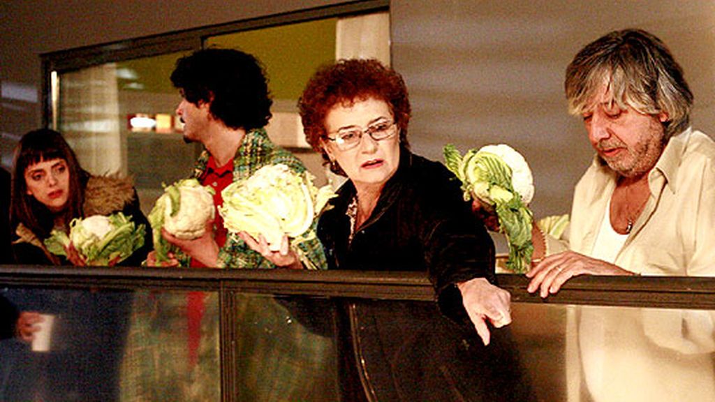 Un trío, una asistenta y una lluvia de coliflores