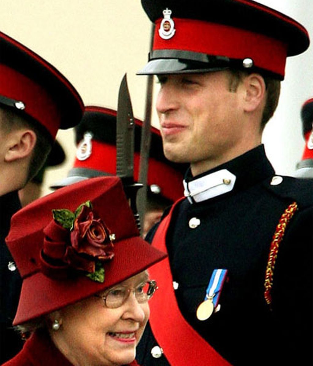 Ante la Reina Isabel II que pasa revista a los graduados en la Academia militar de Sandhurst