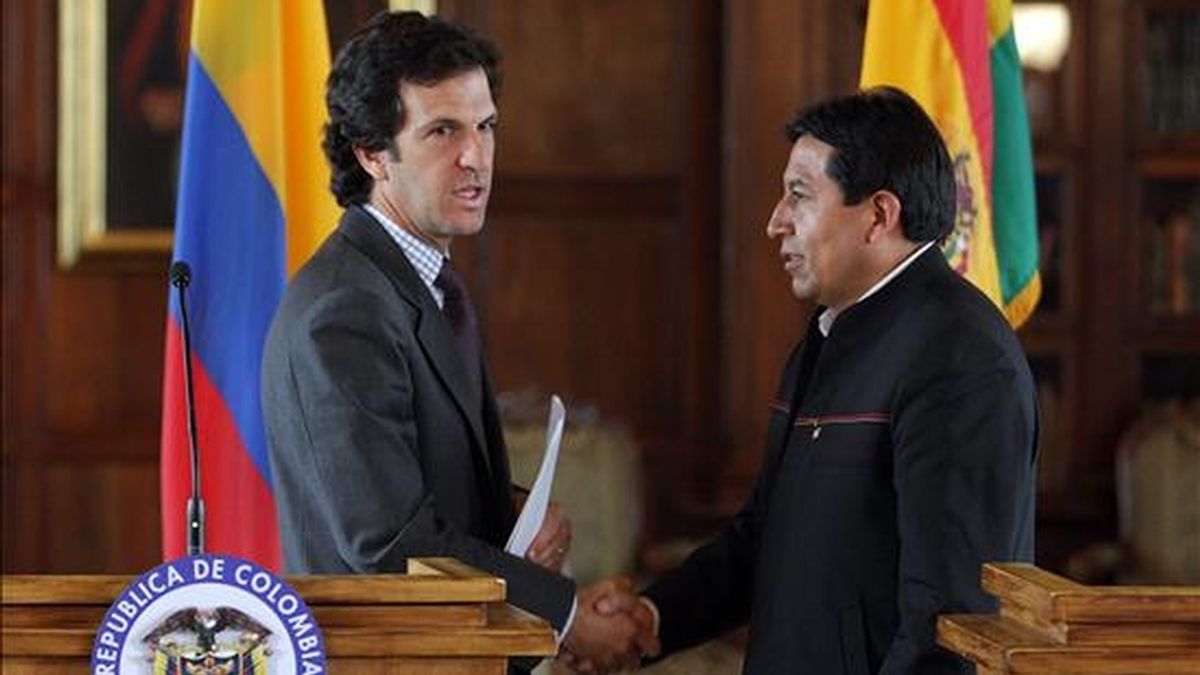 El canciller de Colombia, Jaime Bermúdez (i), saluda a su homólogo de Bolivia, David Choquehuanca (d), luego de una rueda de prensa ofrecida en Bogotá, dentro de las actividades de la visita oficial de Choquehuanca al país. EFE
