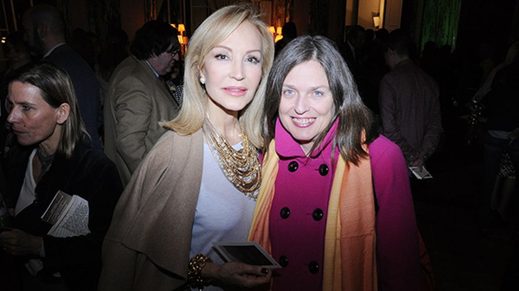 Carmen Lomana posando junto a la fotógrafa Ouka Leele