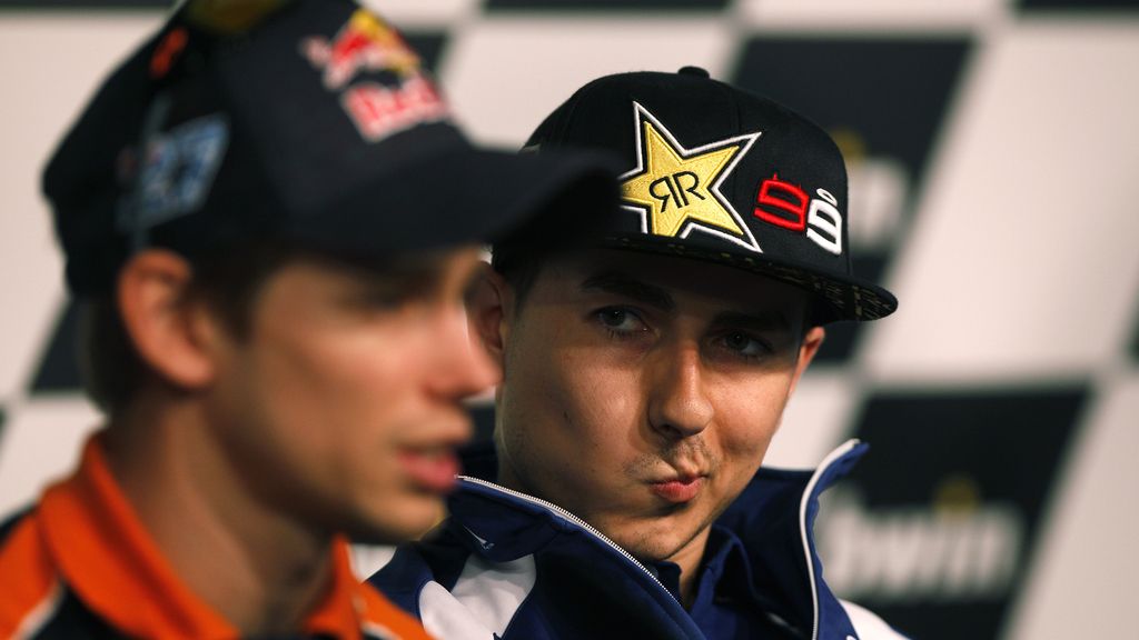 Jorge Lorenzo mira a Stoner en la rueda de prensa de Jerez