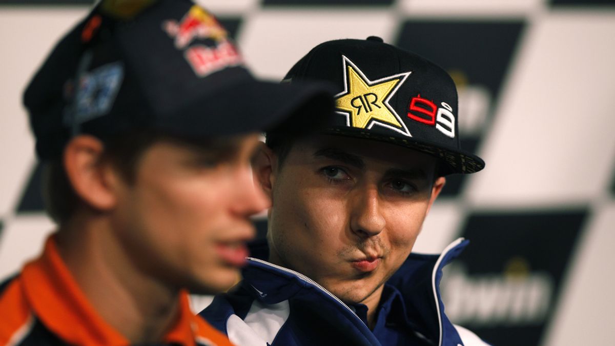 Jorge Lorenzo mira a Stoner en la rueda de prensa de Jerez