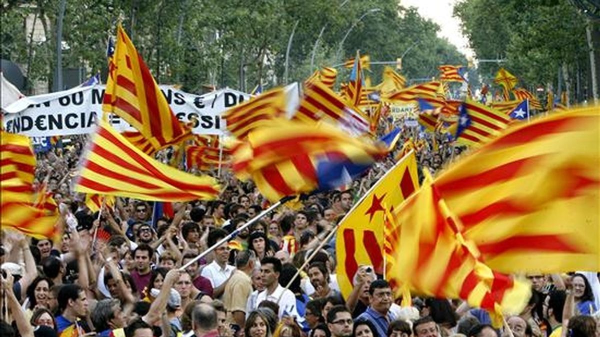 Miles de personas han asistido a la manifestación que se ha celebrado esta tarde en Barcelona en protesta por la sentencia del Tribunal Constitucional sobre el Estatuto de Cataluña. EFE